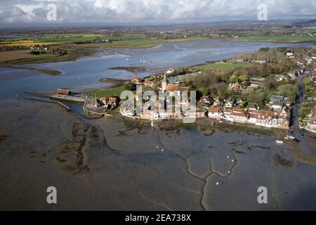 Malerisches altes englisches Dorf von Bosham in West Sussex Luftbild mit der Kirche und alten englischen Hütten. Stockfoto