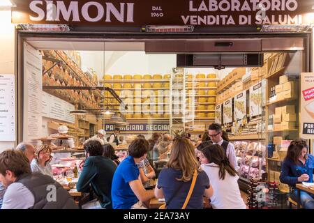 Die Gäste speisen an Tischen im Simoni Italian Delikatessen, Restaurant und Bar in den alten engen Gassen von Bologna Italien Stockfoto