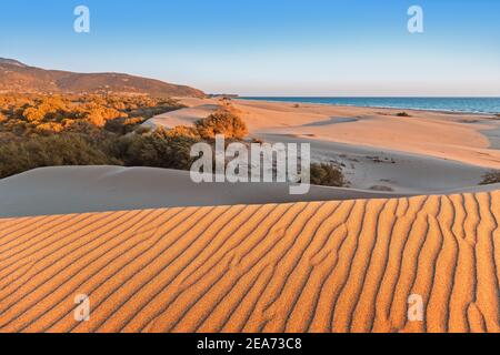 Patara Strand ist ein berühmtes touristisches Wahrzeichen und natürliches Ziel in der Türkei. Majestätischer Blick auf orangefarbene Sanddünen und Hügel leuchtet in den Strahlen des Krieges Stockfoto