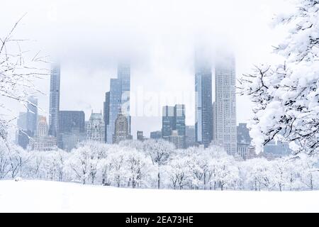 Leerer Central Park während eines wunderschönen Schneesturms mit Blick auf die Stadt. Stockfoto