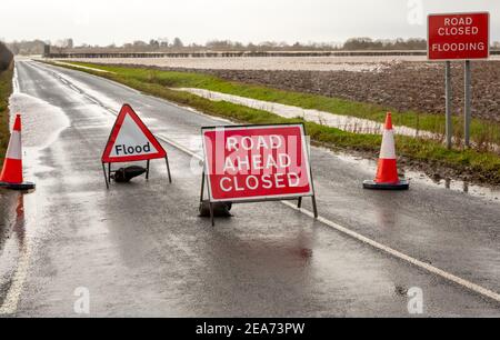 Straße vor Geschlossen und Hochwasserwarnschilder auf der Straße zur Cawood Bridge in Selby, North Yorkshire während des Sturms Christoph. Die Ouse hat ihre geplatzt Stockfoto