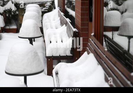 Saale, Deutschland. Februar 2021, 08th. 08. Februar 2021, Sachsen-Anhalt, Halle (Saale): Schnee liegt auf Tischen und Bänken eines Cafés in der Kneipenmeile. Starker Schneefall führt zu erheblichen Behinderungen auf Straßen, Eisenbahnen und Fußwegen. Foto: Hendrik Schmidt/dpa-Zentralbild/ZB Quelle: dpa picture Alliance/Alamy Live News Stockfoto