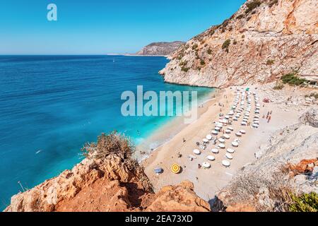 Sehr berühmt und beliebt bei Touristen und Urlaubern Kaputas Strand an der Mittelmeerküste der Türkei. Panoramablick auf das Meer und Sonnenliegen in der na Stockfoto