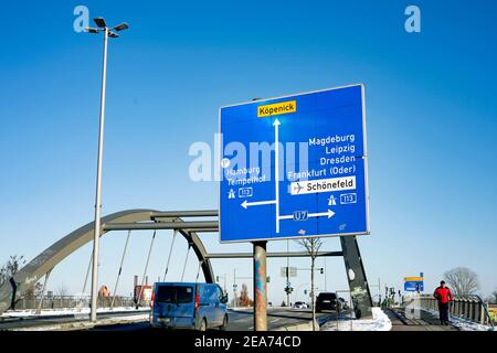 Berlin: Wegweiser zum ehemaligen Flughafen Tempelhof und zum neuen Flughafen Schönefeld. Stockfoto