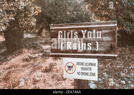 Schild, das das Fliegen mit Drohnen und Koptern am Eingang verbietet Zur alten lykischen Stadt in der Türkei Stockfoto