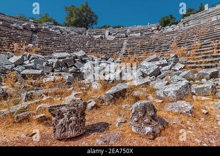 Alte Ruinen eines berühmten Amphitheaters in der antiken Stadt Termessos. Reiseziele der Region Antalya und der Türkei. Stockfoto