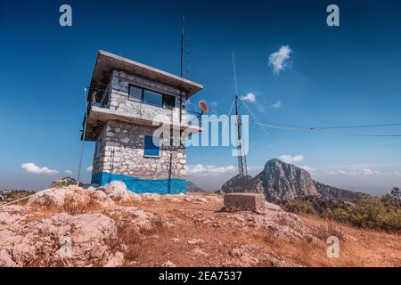 Feuerwehrmann Wachturm, der nach oben gebauten Waldbränden sucht Von einem Berg in einem trockenen Klima in einer Natur Reservieren Stockfoto