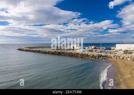 Luftaufnahme des Hafens von cabopino in der Gemeinde Marbella, Andalusien Stockfoto