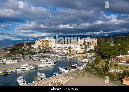 Luftaufnahme des Hafens von cabopino in der Gemeinde Marbella, Andalusien Stockfoto