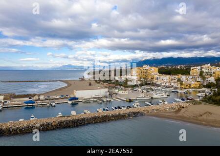 Luftaufnahme des Hafens von cabopino in der Gemeinde Marbella, Andalusien Stockfoto