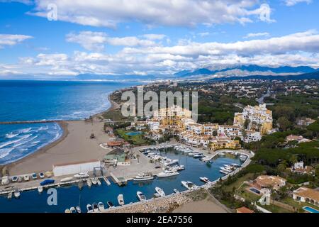 Luftaufnahme des Hafens von cabopino in der Gemeinde Marbella, Andalusien Stockfoto