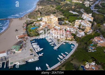 Luftaufnahme des Hafens von cabopino in der Gemeinde Marbella, Andalusien Stockfoto