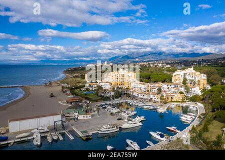 Luftaufnahme des Hafens von cabopino in der Gemeinde Marbella, Andalusien Stockfoto