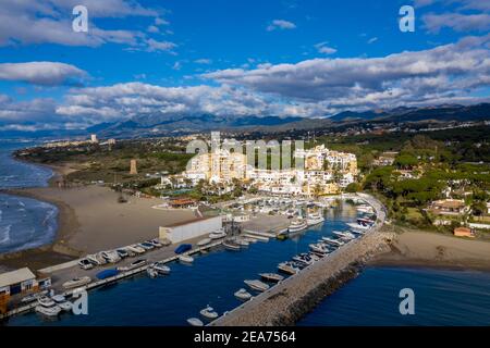 Luftaufnahme des Hafens von cabopino in der Gemeinde Marbella, Andalusien Stockfoto