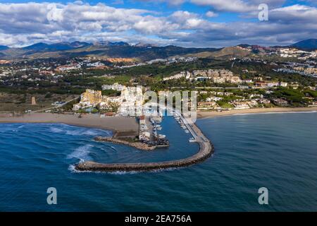 Luftaufnahme des Hafens von cabopino in der Gemeinde Marbella, Andalusien Stockfoto