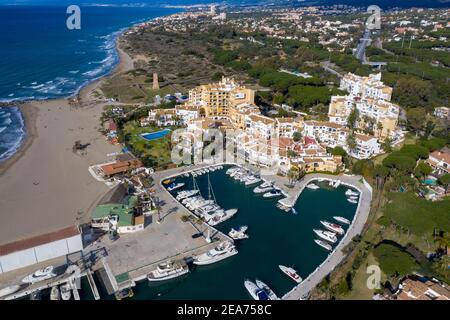 Luftaufnahme des Hafens von cabopino in der Gemeinde Marbella, Andalusien Stockfoto