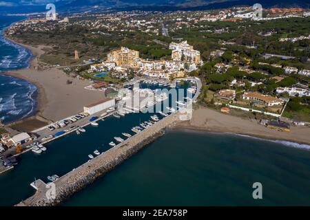 Luftaufnahme des Hafens von cabopino in der Gemeinde Marbella, Andalusien Stockfoto