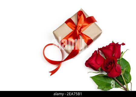 Urlaub und Valentinstag romantische Wohnung lag. Geschenkbox mit rotem Band und roter Rose auf weißem Hintergrund. Stockfoto