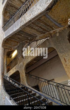 LYON, FRANKREICH, 6. Februar 2021 : der Cour des Voraces ist ein Bauhof und ein traditionelles Traboule in Croix-Rousse, berühmt für seine enorme Stockfoto