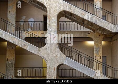 LYON, FRANKREICH, 6. Februar 2021 : der Cour des Voraces ist ein Bauhof und ein traditionelles Traboule in Croix-Rousse, berühmt für seine enorme Stockfoto