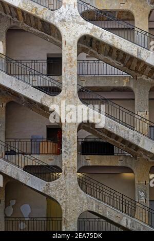 LYON, FRANKREICH, 6. Februar 2021 : der Cour des Voraces ist ein Bauhof und ein traditionelles Traboule in Croix-Rousse, berühmt für seine enorme Stockfoto