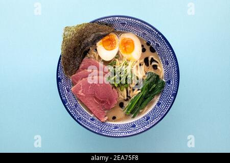 Tori paitan Ramen Suppe mit Pastrami und Eiern Stockfoto