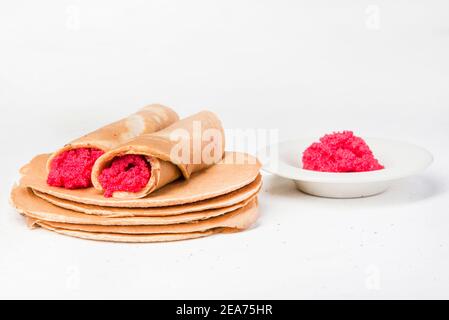 Blinis (Crepes mit rotem Kaviar typisch für den russischen Karneval) Stockfoto