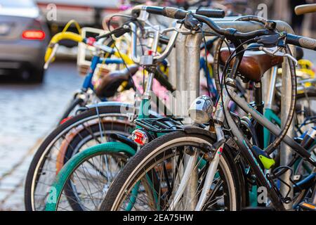 Riga, Lettland - 7. Oktober 2020: Fahrradparkplatz auf dem Bürgersteig mit vielen bunten Fahrrädern Stockfoto