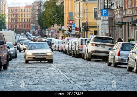 Riga, Lettland - 7. Oktober 2020: Das Stadtzentrum ist voll mit Autos, die auf der Seite der Straße geparkt sind Stockfoto