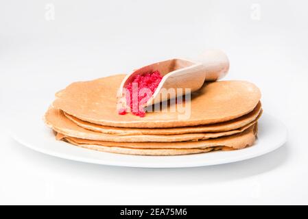 Blinis (Crepes mit rotem Kaviar typisch für den russischen Karneval) Stockfoto