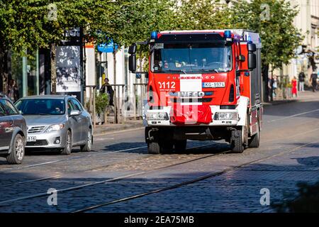 Riga, Lettland - 7. Oktober 2020:ein Feuerwehrauto mit Warnleuchten geht zu einem Anruf auf einer gepflasterten Straße im Stadtzentrum Stockfoto