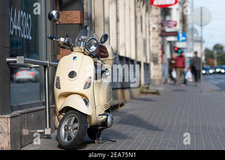 Riga, Lettland - 8. Oktober 2020: Ein klassischer, eleganter Vespa-Roller, der auf einem Fußgängerweg in der Innenstadt geparkt ist Stockfoto