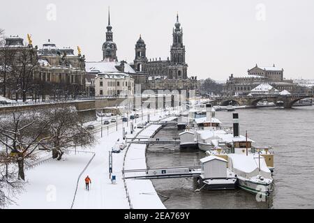 Dresden, Deutschland. Februar 2021, 08th. Ein Mann Langlaufski entlang der verschneiten Terrasse Bank in der Altstadt. Quelle: Robert Michael/dpa-Zentralbild/dpa/Alamy Live News Stockfoto