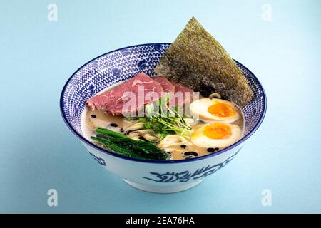 Tori paitan Ramen Suppe mit Pastrami und Eiern Stockfoto