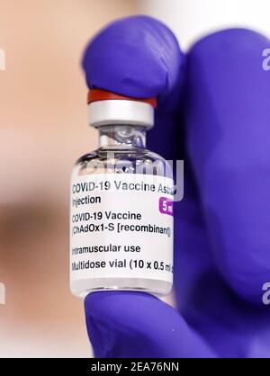 Der Coronavirus-Impfstoff Oxford/AstraZeneca wird vor der Verabreichung an Patienten im Elland Road Impfzentrum in Leeds verabreicht. Bilddatum: Montag, 8. Februar 2021. Stockfoto