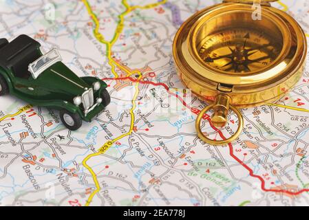 Modell von Racing Green MG TC Cabriolet und Kompass der 40er Jahre Auf der Karte von Frankreich zeigt ein Teil der Armagnac-Produktion Region Stockfoto