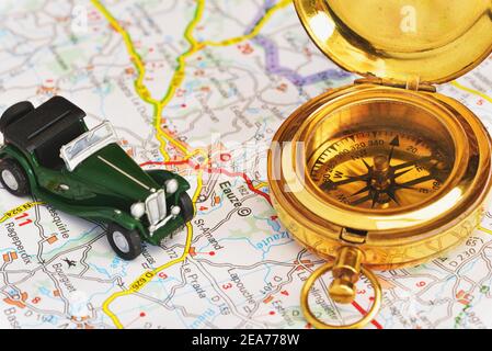 Modell von Racing Green MG TC Cabriolet und Kompass der 40er Jahre Auf der Karte von Frankreich zeigt ein Teil der Armagnac-Produktion Region Stockfoto