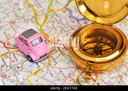 Spielzeug 1950 rosa BMW Isetta Bubble Auto und ein Kompass Auf der Karte von Frankreich zeigt ein Teil der Armagnac-Produktion Region Stockfoto