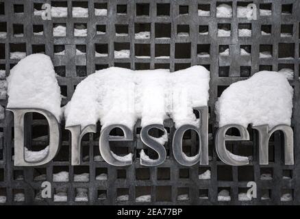 Dresden, Deutschland. Februar 2021, 08th. Schnee liegt auf dem Schild "Dresden" am Eingang zur Festung auf Brühls Terrasse in der Altstadt. Quelle: Robert Michael/dpa-Zentralbild/dpa/Alamy Live News Stockfoto