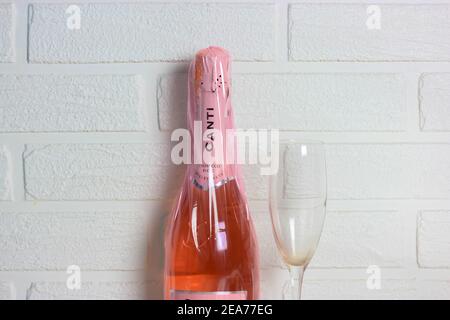 Kiew, Ukraine, 7. Februar 2020. Eine Flasche pinken Prosecco Canti und ein Sektglas auf einem weißen Backsteinwand Hintergrund. Alkoholische Produkte für die ladi Stockfoto