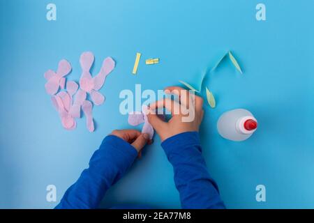 Wie man einen Baumzweig mit Blumen macht, basteln Kinder für Frühlingsferien, Draufsicht Stockfoto