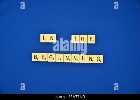 Scrabble Fliesen auf blauem Hintergrund Schreibweise am Anfang Stockfoto