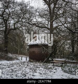 Ein kleines rundes Haus im Park im Schnee während der Sperre, während das Tier aus dem Osten London trifft. Stockfoto