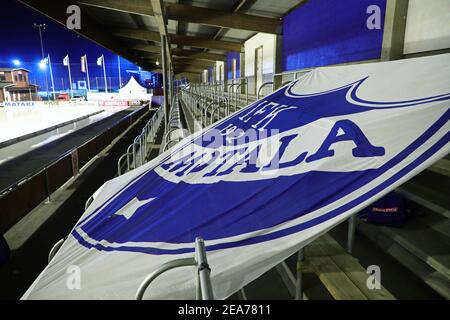 MOTALA, SCHWEDEN- 25. NOVEMBER 2020: Bandy-Spiel zwischen IFK Motala-Tellus. Während dieser Corona-Zeiten konnten nur acht Personen das Spiel in der Arena sehen. Umso mehr hatten sich draußen versammelt, um dem Heimteam zu folgen. Stockfoto