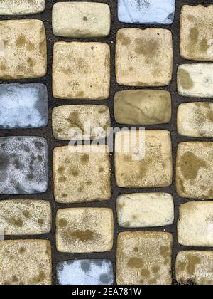 Hintergrund aus mehrfarbigen Steinen unterschiedlicher Form. Stockfoto