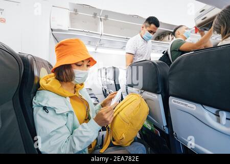 02. September 2020, Moskau, Russland: Passagiere mit medizinischen Schutzmasken warten auf den Start des Flugzeugs. Stockfoto