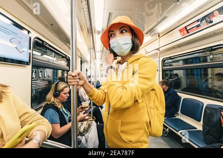 02. September 2020, Moskau, Russland: Asiatisches Mädchen in der U-Bahn mit Gesichtsmaske. Schutz vor Coronavirus und sozialer Distanz Stockfoto