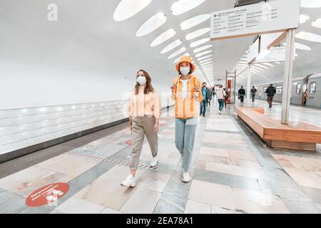 02. September 2020, Moskau, Russland: Zwei Freunde gehen in medizinischen Masken in der Moskauer U-Bahn. Einschränkungen des Coronavirus und Quarantäne für öffentliche Verkehrsmittel Stockfoto