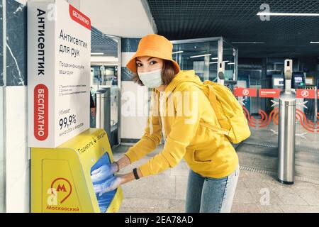 02. September 2020, Moskau, Russland: Eine Passagierin desinfiziert und wäscht ihre Hände in einem speziellen Gerät mit einem Desinfektionsmittel in der Moskauer U-Bahn. Stockfoto