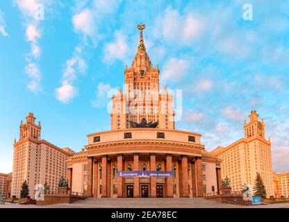 02. September 2020, Moskau, Russland: Der Hauptcampus der Lomonosov Moskauer Staatlichen Universität. Majestätisches Gebäude im architektonischen Stil der Stalinisten Stockfoto